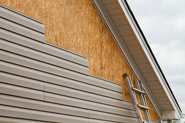 Professional Siding technician working in Thompson, OH